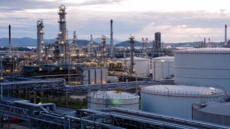 Petrochemical plant with columns, pipe racks and storage tanks